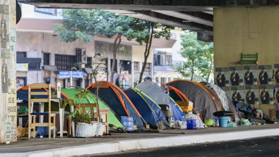 03.04.2023 - Vista de barracas e moradores em situação de rua, debaixo do Minhocão em São Paulo - Tomzé Fonseca/Futura Press/Folhapress