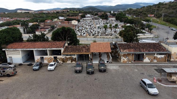 14.jul.2024 - Batalhão da CIPE, em Jequié, e cemitério São Lázaro ao fundo