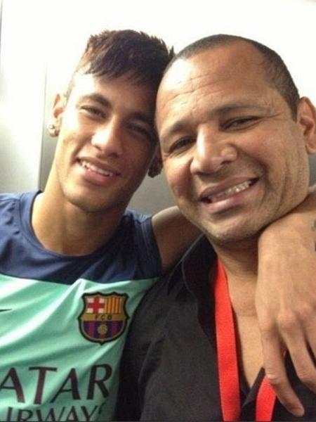 Neymar ao lado do pai após fazer exames médicos no Barcelona Neymar ao lado do pai após fazer exames médicos no Barcelona
