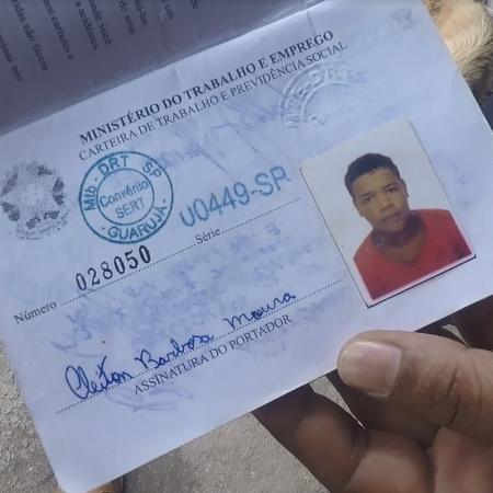 Carteira de trabalho de Cleiton Barbosa, morto pela PM no Guarujá durante a Operação Escudo