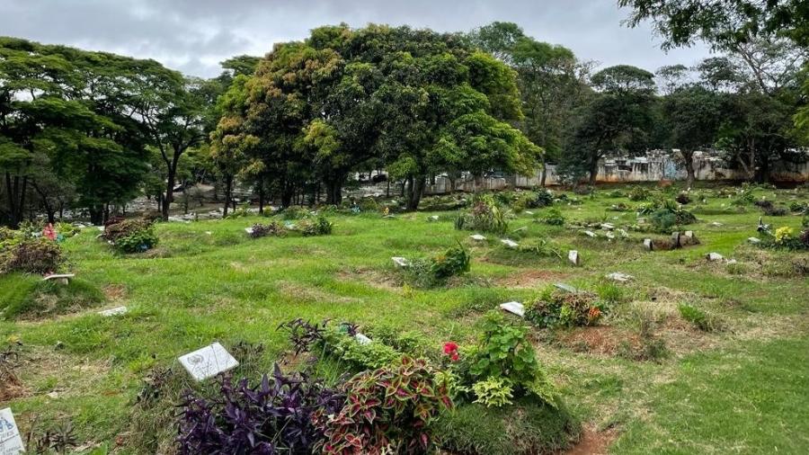 Cemitério da Saudade, no bairro de São Miguel Paulista, um dos muitos de São Paulo que contam com o serviço dos jardineiros