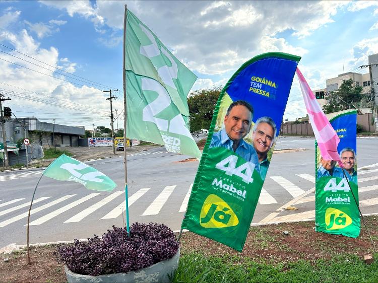 Propagandas de Sandro Mabel (União) e Fred Rodrigues (PL) nas ruas de Goiânia