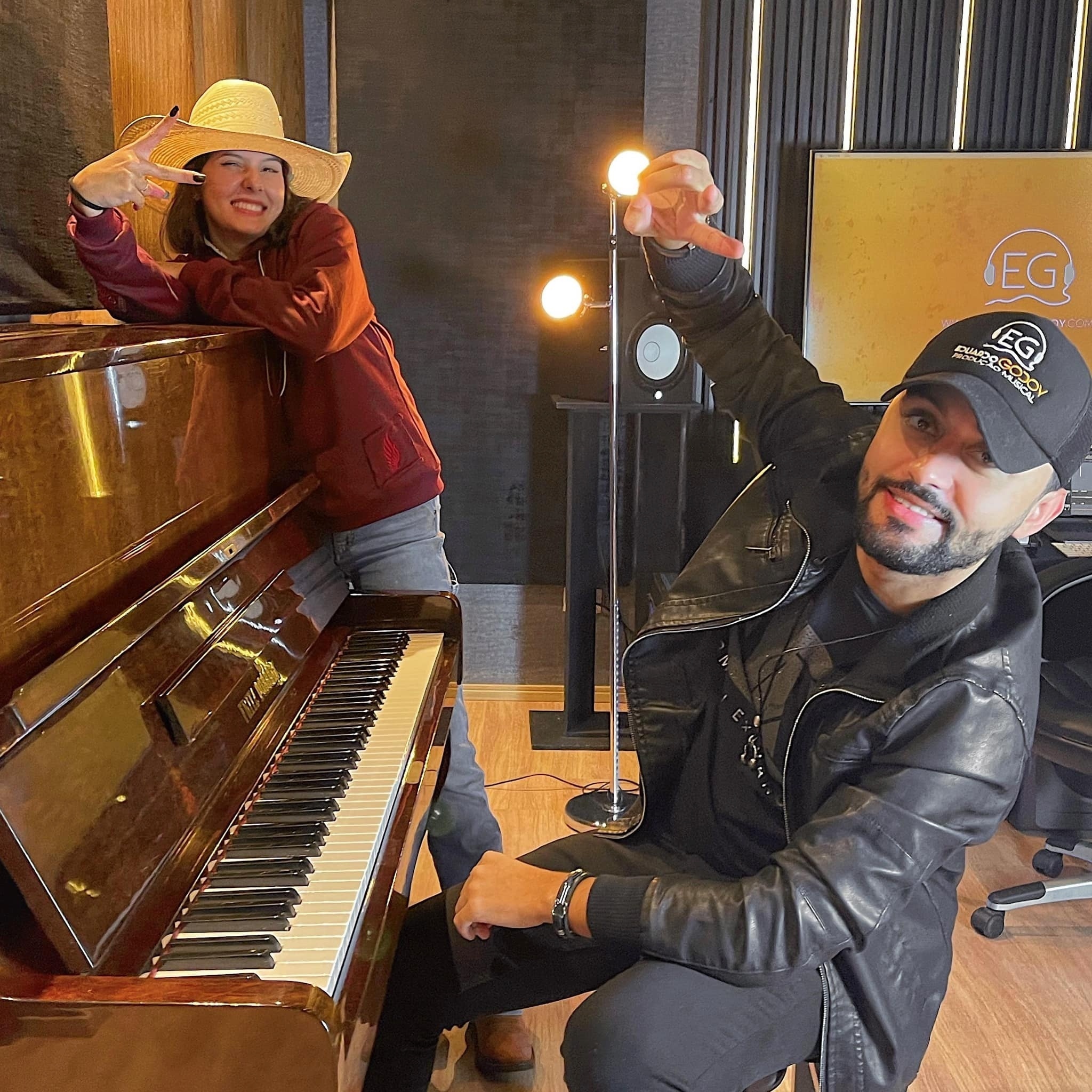 Foto de Garoto Adolescente Jogo Eletrônico Teclado De Piano e mais