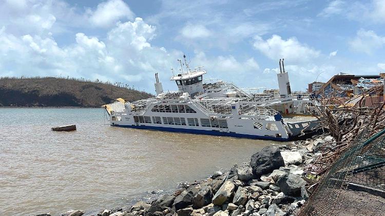 Embarcação encalhada entre os destroços em Mamoudzou, após passagem do ciclone Chido