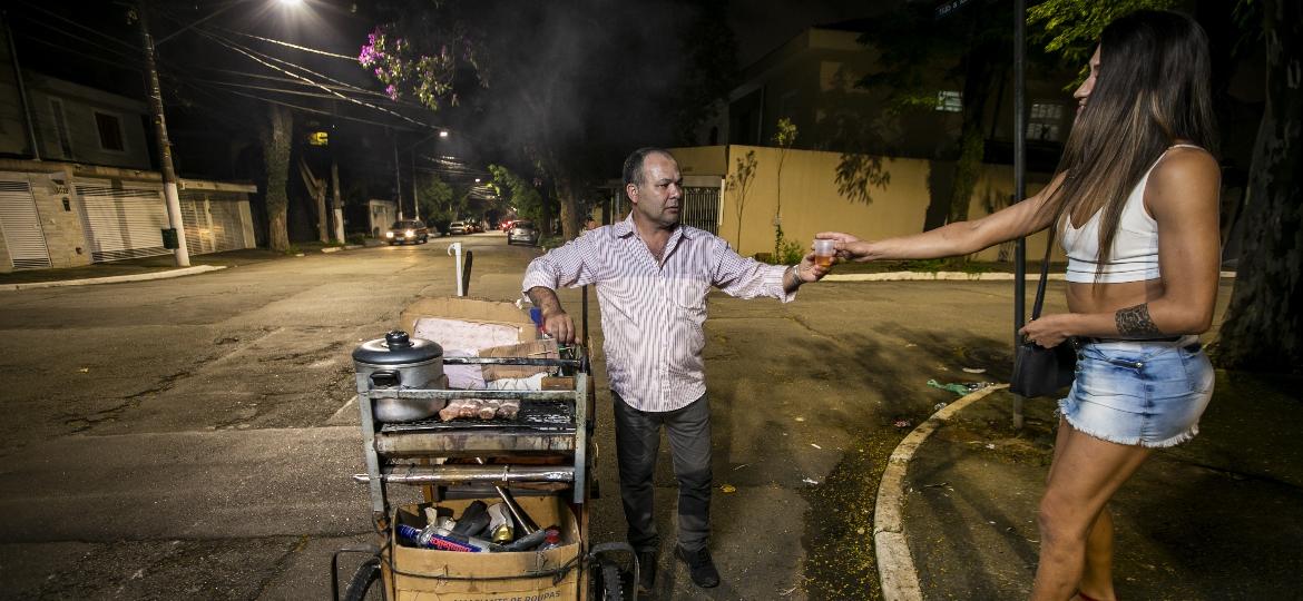 O vendedor ambulante Ricardo Correia, 55, vende churrasquinhos na avenida Indianópolis, na zona sul de São Paulo - Marcelo Justo/UOL