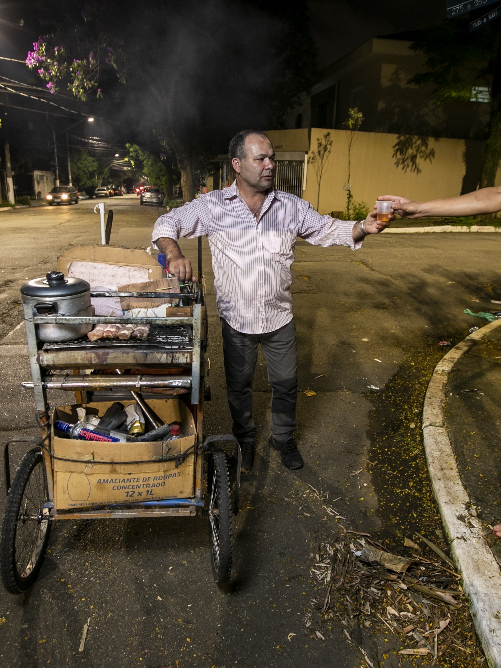 Ambulante ganha a vida com colaboração de garotas de programa em SP -  03/02/2021 - UOL TAB