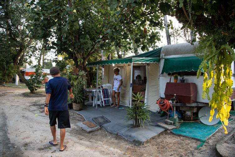 Encontro da vizinhança: homens e mulheres abandonam suas casas para viver em trailer, no Rio - Zô Guimarães/UOL - Zô Guimarães/UOL