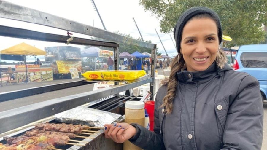 Karina da Silveira, que vende churrasquinho a R$ 10 nas ruas de Porto Alegre - Luciano Nagel/UOL