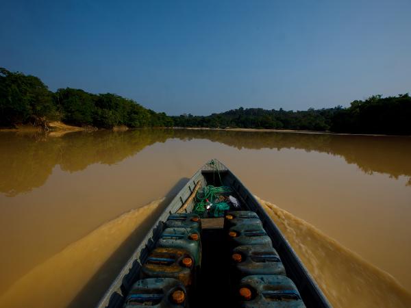 Para fugir da fiscalização, balsas de garimpo migram para Amazônia profunda  - 14/11/2022 - UOL TAB