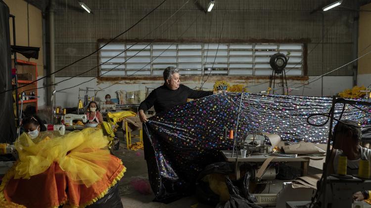 O carnavalesco Milton Cunha em barracão da Cidade do Samba - Ricardo Borges/UOL - Ricardo Borges/UOL