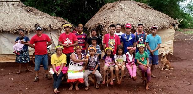 Integrantes da aldeia Itay Ka`aguyrusu, em Douradina (MS), posam para foto diante de casa de reza da etnia guarani kaiowá