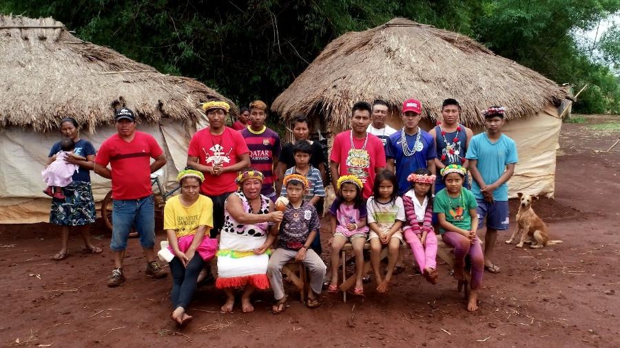 Integrantes da aldeia Itay Ka`aguyrusu, em Douradina (MS), posam para foto diante de casa de reza da etnia guarani kaiowá - José Medeiros/UOL