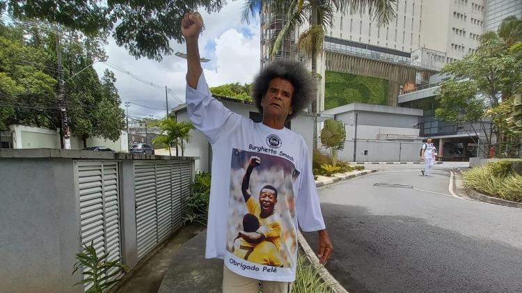 Fray Gaba Corridor, 67, in front of the Albert Einstein Hospital, to honor Pele - Mateus Araujo / UOL - Mateus Araujo / UOL