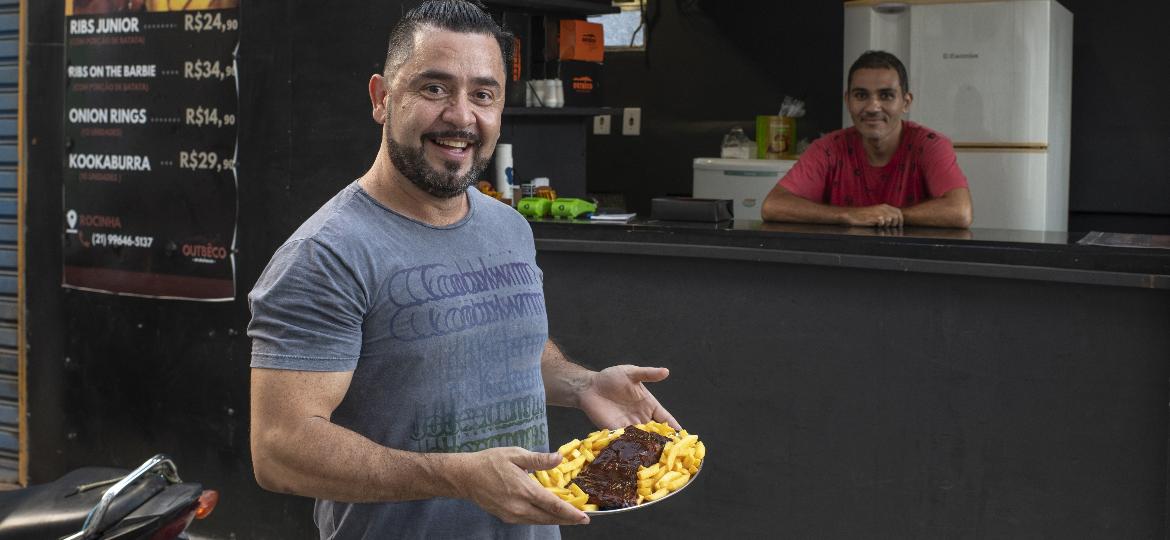 O dono da rede Outbêco, Daniel Felix, e Alex Backer, franqueado, na filial no alto da favela da Rocinha, no Rio - Lucas Landau/UOL