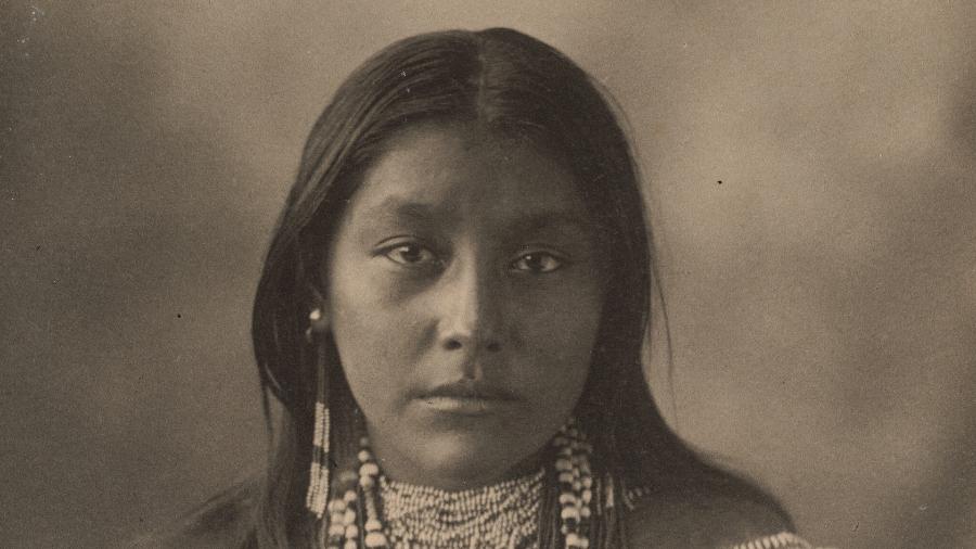 Hattie Tom, indígena Apache, em foto de 1898 - Boston Public Library/Unsplash