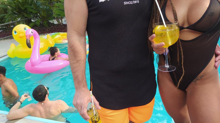 Casal toma uns drinques antes de sair à caça de aventuras em pool party liberal em São Paulo