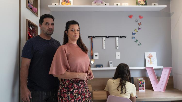 Família de Cris Azen, em seu apartamento na Barra da Tijuca, no Rio. Eles decidiram voltar ao país após a filha sofrer ataques xenófobos numa escola de Portugal