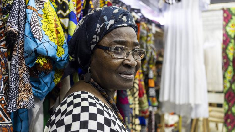 A estilista Soda Diop, conhecida como Mama, ajuda a comunidade senegalesa recém-chegada a São Paulo