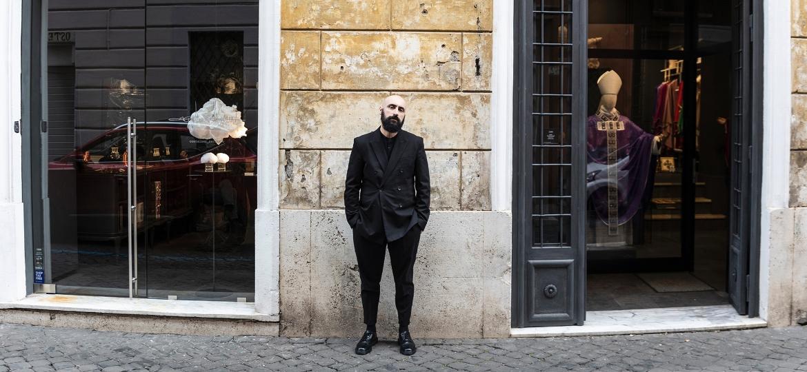 Filippo Sorcinelli, estilista responsável por vestir os papas Bento 16 e Francisco, na frente de seu ateliê em Roma - Lucas Lima/UOL