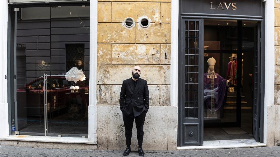 Filippo Sorcinelli, estilista responsável por vestir os papas Bento 16 e Francisco, na frente de seu ateliê em Roma