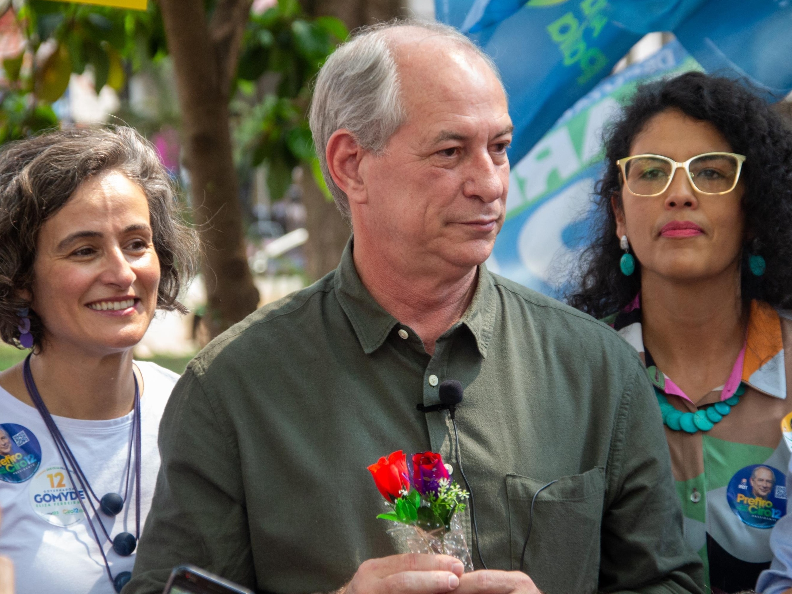 Ciro cria a versão presencial da viagem a Paris