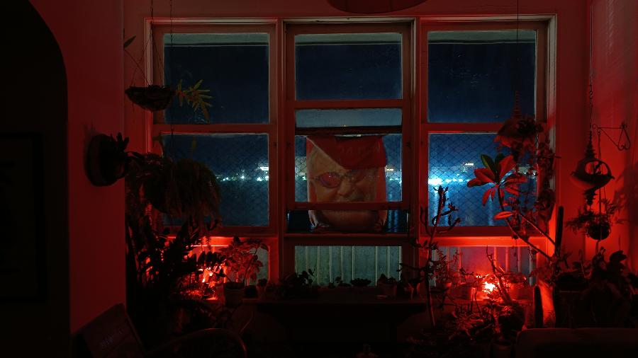 Na varanda interna do apartamento de Juliana Aragão, as luzes vermelhas e a toalha com o rosto de Lula - Mariana Guerra/UOL