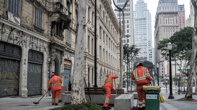 Varredores e coletores de lixo no centro de São Paulo - Reinaldo Canato/UOL - Reinaldo Canato/UOL