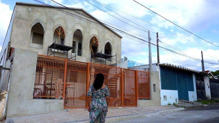 Rosimeire Rocha, mãe da vereadora Erika Hilton (Psol), em frente ao prédio em reformas da Congregação Cristã no Brasil que frequenta em Itu (SP) - MOV.doc - MOV.doc