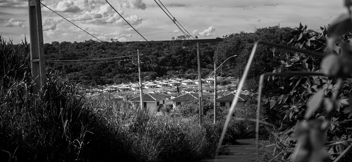 Parado desde 2017, loteamento Alfredo Freire 4, na periferia de Uberaba (MG), virou vila abandonada, com 540 casas 90% prontas, mas nunca entregues à população - Gustavo Basso/UOL