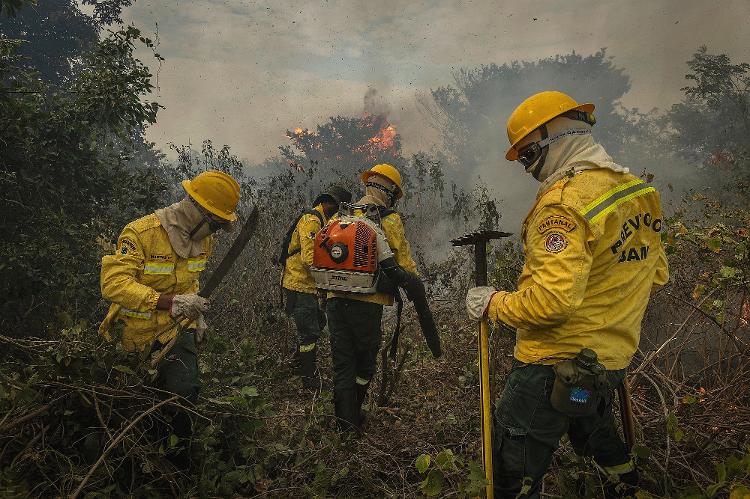 Brigadistas do Prevfogo do Ibama combatem incêndio às margens do Rio Paraguai, em Corumbá (MS)