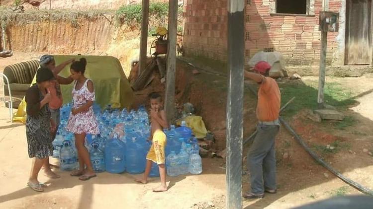 Quase toda a família reunida, no período que ficaram na casa da avó da Mirella Lino, até o Natal de 2015, quando MP pediu para que eles fossem colocados em casas alugadas - Arquivo pessoal