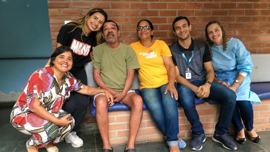 Maurílio Bellot, 69, ex-interno da Colônia Juliano Moreira é recebido por funcionários da residência terapêutica onde vai morar a partir de agora - Fabiana Batista/UOL