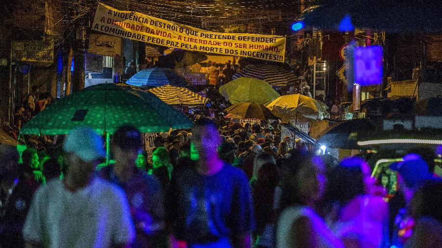 Festa da DZ7 em Paraisópolis ganha faixa de protesto após matança de nove pessoas  - Marlene Bergao/Folhapess
