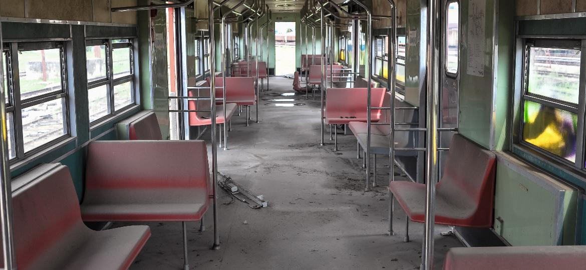 Interiores do vagão de trem da CPTM que foi à leilão, no pátio da companhia, na Vila Anastácio (SP) - Reinaldo Canato/UOL