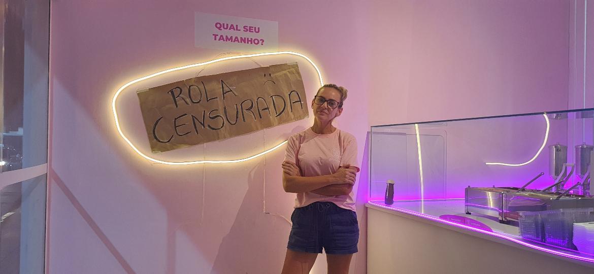 Simone Gravine, 49, proprietária da creperia La Rolaria: "Minha loja não é sex shop. As pessoas só comem e se divertem" - Hygino Vasconcellos/UOL