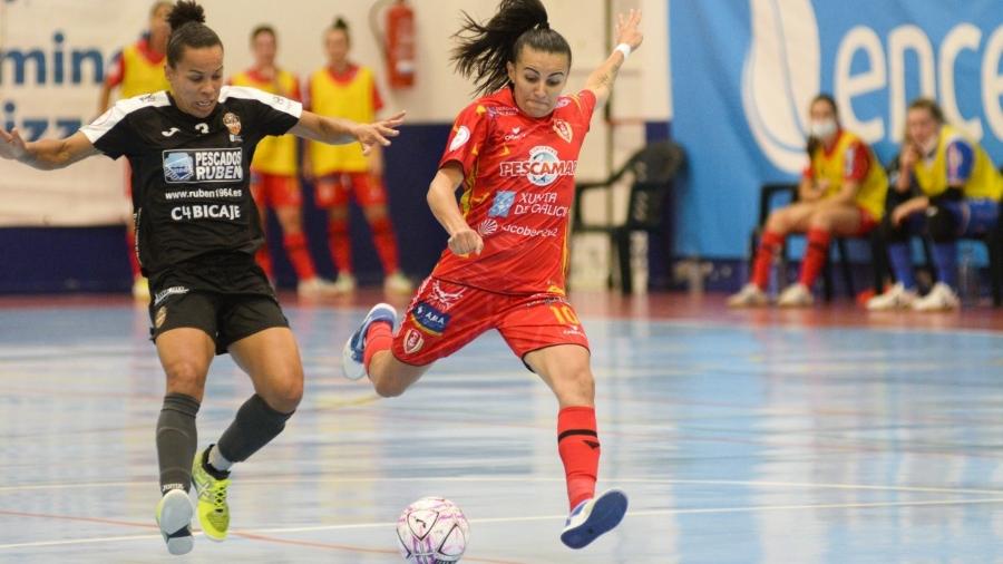 A jogadora de futsal Jane Marques (de vermelho), que atua pelo Poio Pescamar, na Espanha - Arquivo Pessoal