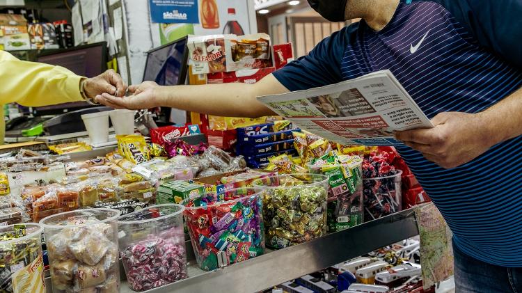 Homem compra jornal na banca de Salvador Neves - Mariana Pekin/UOL - Mariana Pekin/UOL