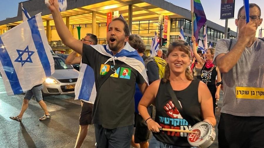 O carioca Rafael e paulistana Gal trocaram o samba dos sábados pelos protestos contra a reforma de Netanyahu que limitou os poderes da Suprema Corte no país