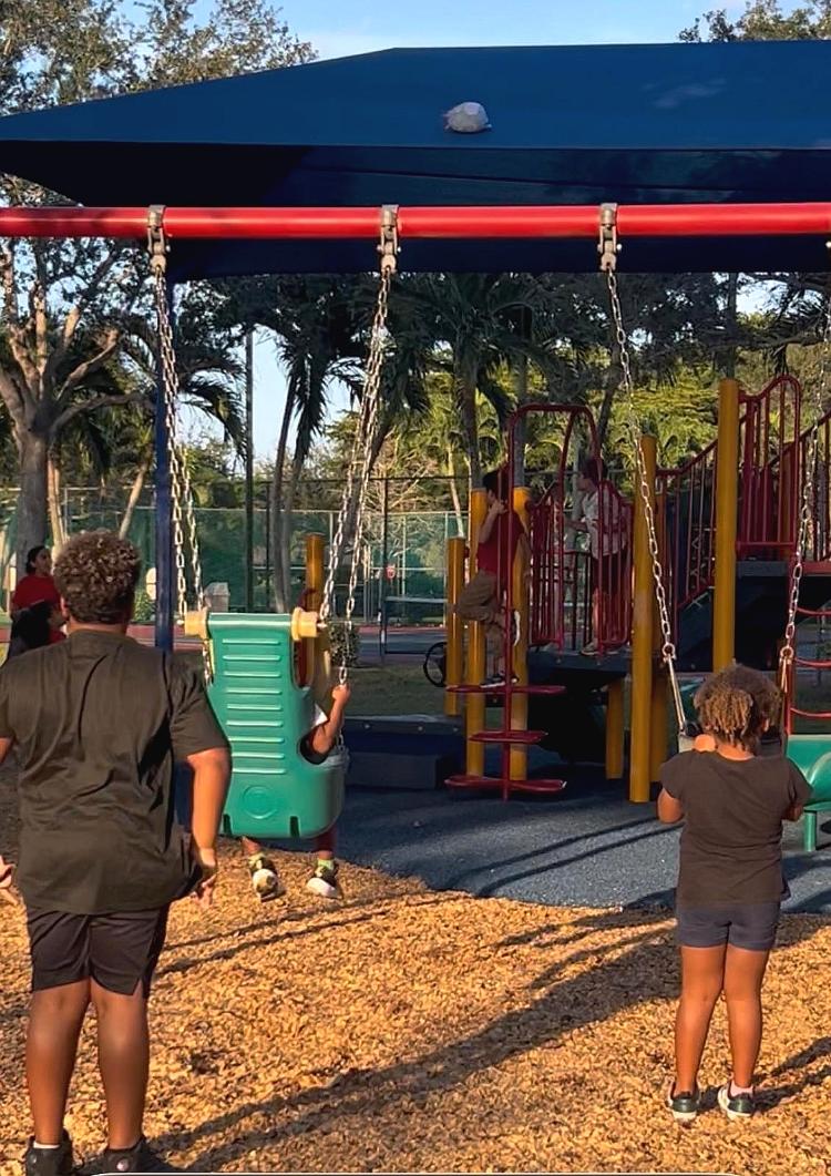 Filhos de 9 e 6 anos de Rafaelle Sousa brincam em um parquinho na região de Miami, na Flórida