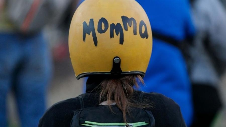 Mãe usa capacete com a palavra "mamãe" em protesto em Portland, no estado do Oregon (EUA) - John Rudoff/Anadolu Agency/Getty Images