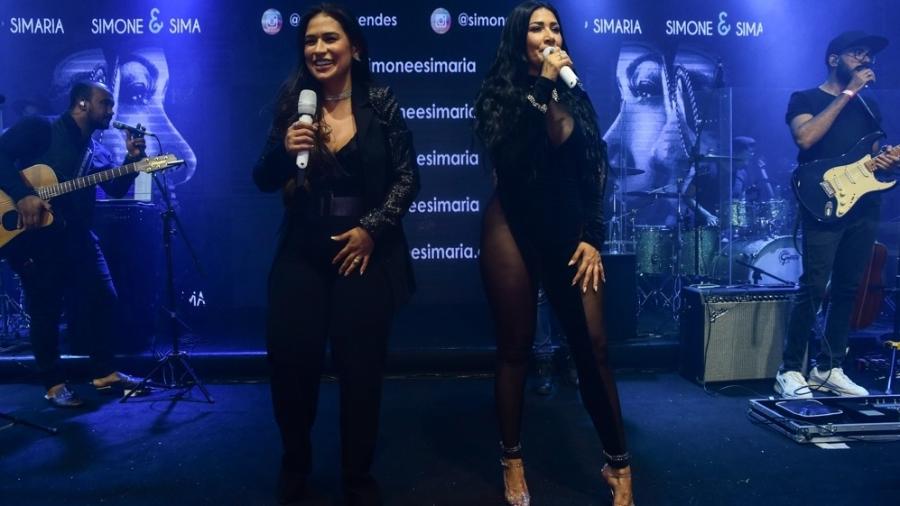 5.nov.2021 - Simone e Simaria cantam na festa de aniversário de 34 anos de Deolane Bezerra - Leo Franco/Ag News