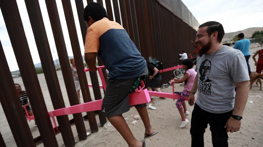 Gangorras atravessam o muro da fronteira entre Estados Unidos e México - Xinhua/Christian Torres