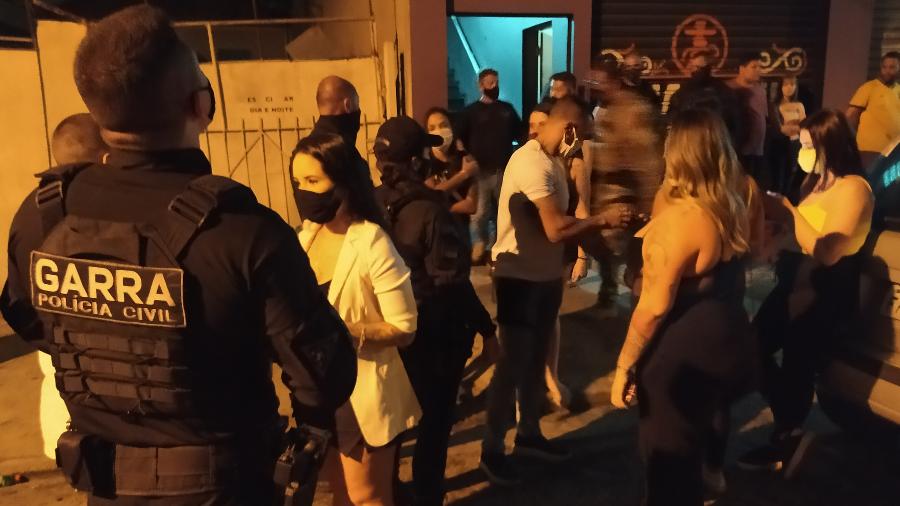 Polícia interrompe festa em tabacaria da Frequesia do Ó, zona norte de São Paulo, durante período em que governo decretou toque de recolher - Rodrigo Bertolotto/UOL