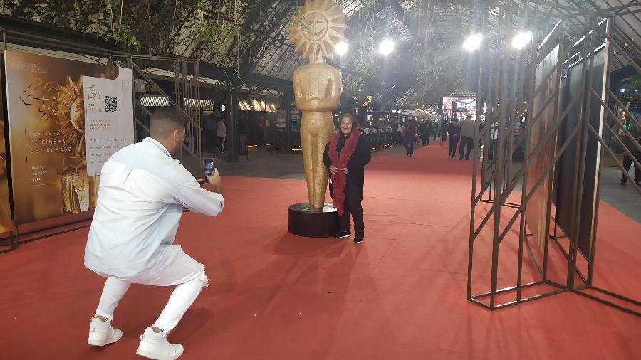 "Quero voltar no próximo festival para ver os artistas", diz turista do Espírito Santo, no tapete vermelho do Festival de Cinema de Gramado - Gabriele Maciel/UOL