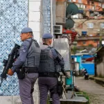 Homem morre após ser baleado em operação da PM no Guarujá, diz polícia