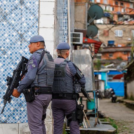 Movimentação de policiais militares na Vila Baiana, no Guarujá (SP)