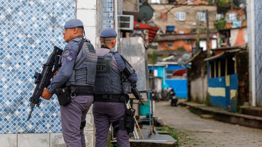 31.jul.2023 | Guarujá (SP) | Movimentação de policiais militares na Vila Baiana, onde suspeito foi morto por policiais - Danilo Verpa/Folhapress