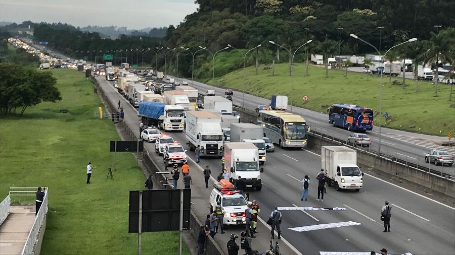 Depois de PM atirar com bala de borracha, caminhoneiros conseguem fechar duas faixas da Castelo Branco - Felipe Pereira