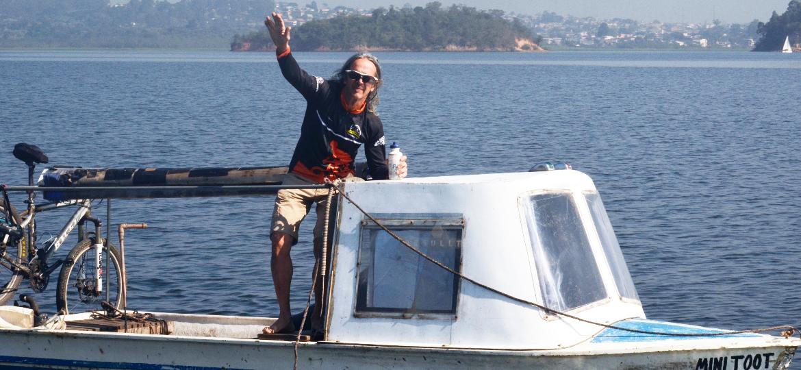 João Carlos Batista, 63, construiu um barco para atravessar a represa Guarapiranga e ir trabalhar - Felipe Reis/UOL