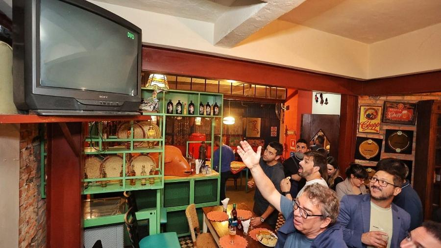 No Canto Madalena, reduto da esquerda e dos petistas, público se mobilizou para assistir à entrevista de Lula -- mas a TV pifou bem na hora do jornal - Flávio Florido/UOL